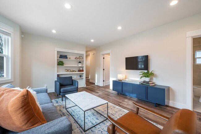 Building Photo - 2bd/1ba Seattle Home