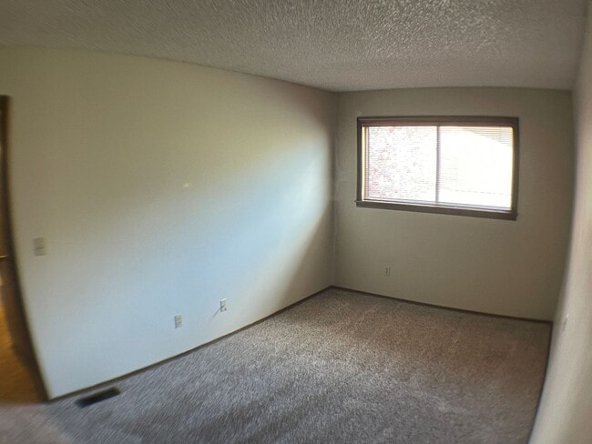 Building Photo - Super End unit Townhouse!!
