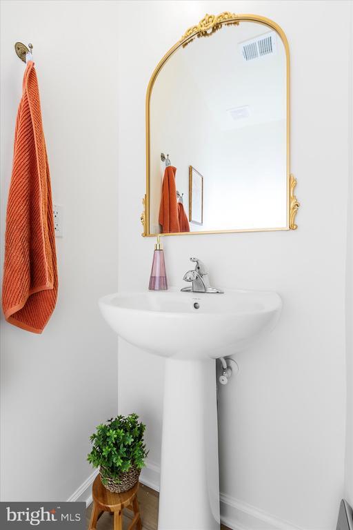 Building Photo - 18 Needle Ct