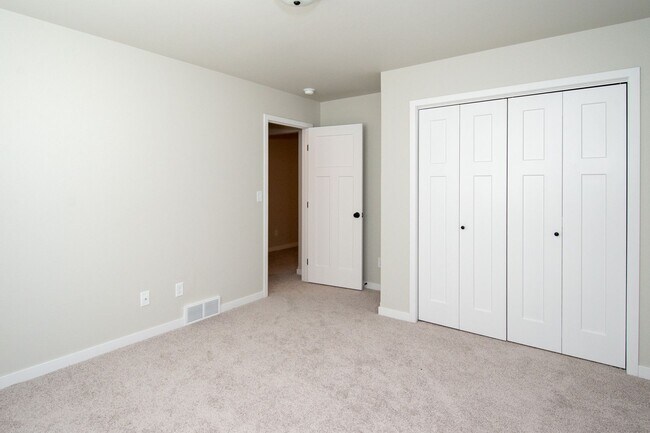 Building Photo - 4 Bed 3 Bath Single Family Home