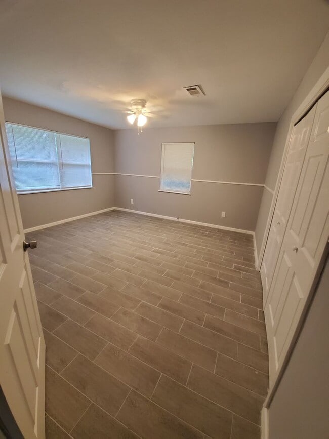 Building Photo - Amazing 4 Bedroom home with large yard!