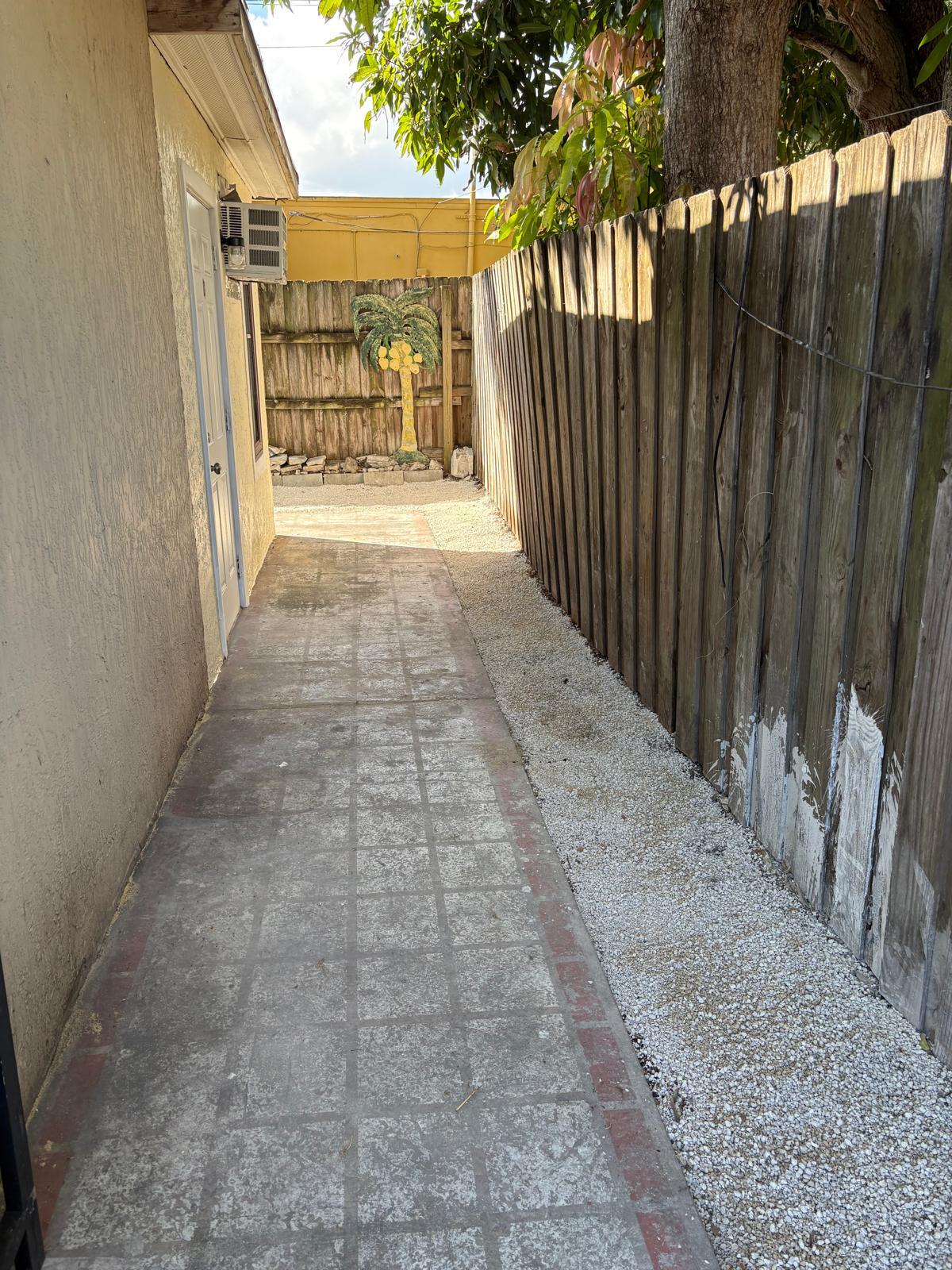 Private Patio - 631 S J St