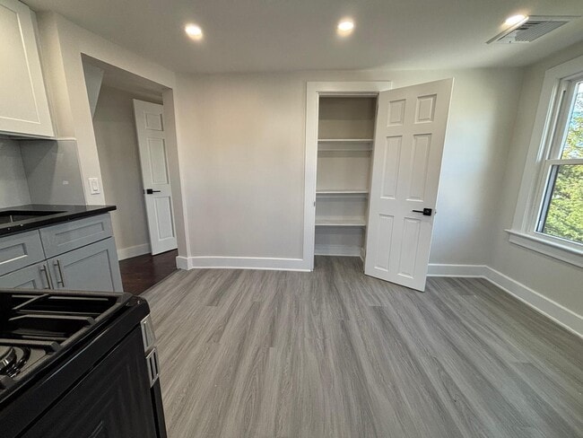 Building Photo - 2 Scofield Pl