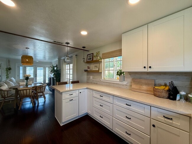 Building Photo - Gorgeous Two Bedroom Home in San Luis Rey