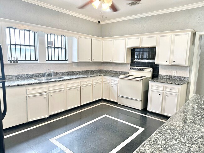 Building Photo - 2424 Southmore Blvd