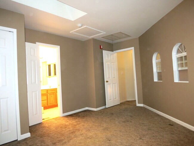 Building Photo - 2039 Tamahawk Ln