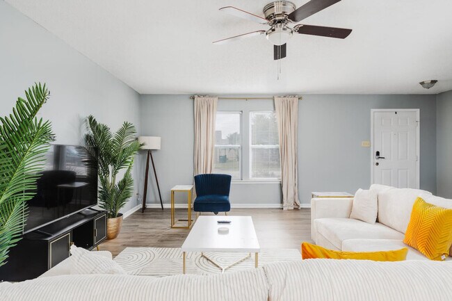 Building Photo - 2135 Shadowbrook Dr
