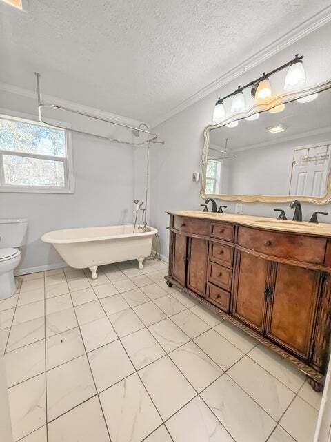 Building Photo - 303 Knapp St