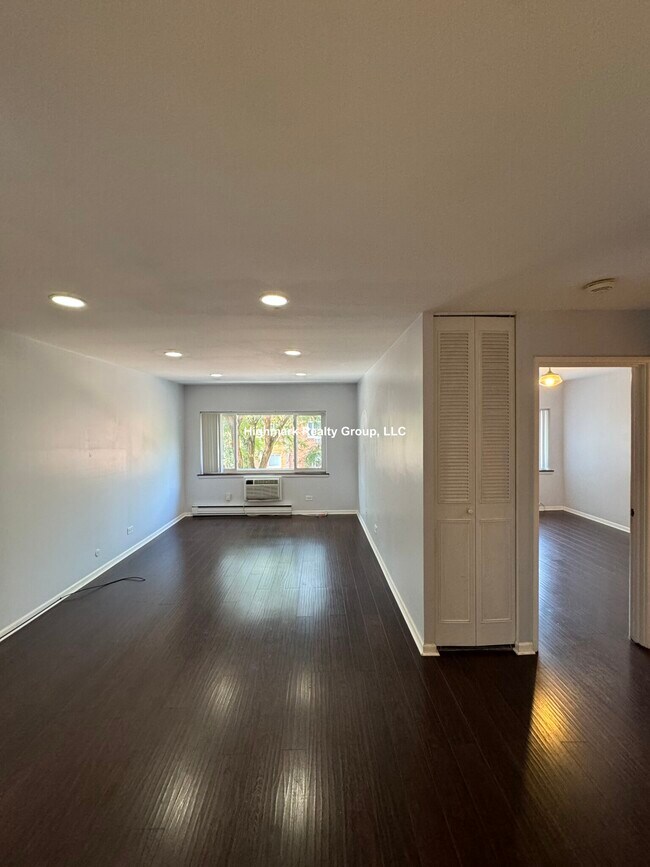 Building Photo - 3825 N Pine Grove Ave
