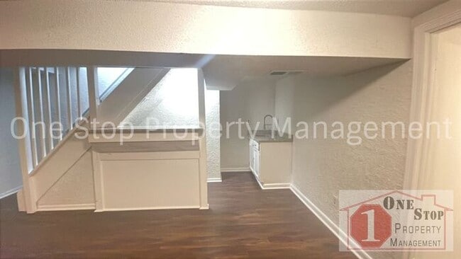 Building Photo - Beautifully Remodeled 2-bedroom, 1-bath ho...