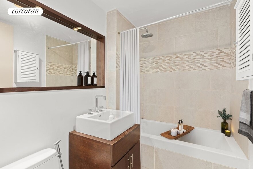 Building Photo - 84 Front St