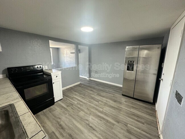 Building Photo - 1612 NE 24th St