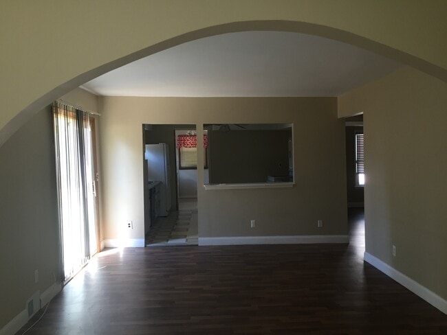 Building Photo - 2 bedroom 1 bath freshly painted in Redford