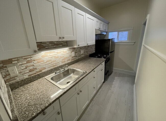 Building Photo - 1625 Dyre St