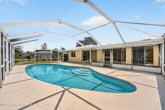 Building Photo - 1340 Mariposa Dr NE