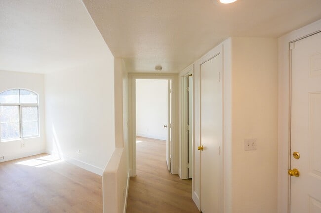Building Photo - Beautifully Updated 2-Bedroom Condo in a Gated Community