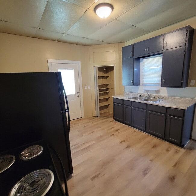 Building Photo - 4 bed w/ fence!
