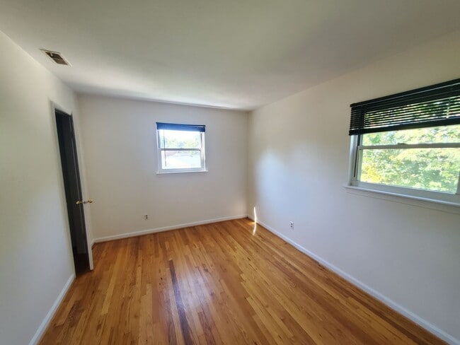 Building Photo - 4 bedroom and 2 and a half single family h...