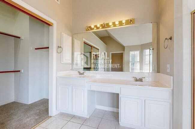 Building Photo - Elegant 5-Bedroom Home for Rent in Prime C...