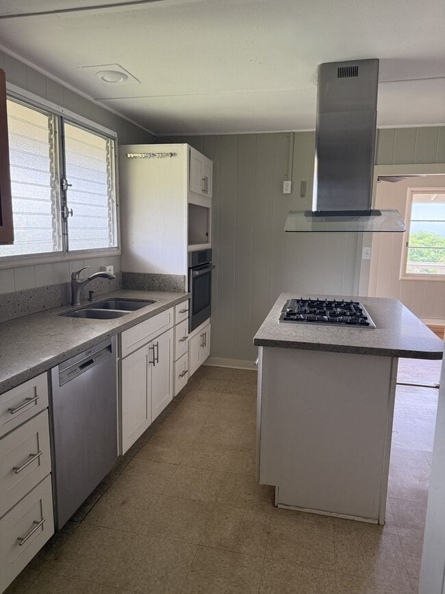 Building Photo - 2 bed 1 bath, 1 studio for $4,100.00/mo with beautiful view of Diamond Head. DONT MISS OUT!