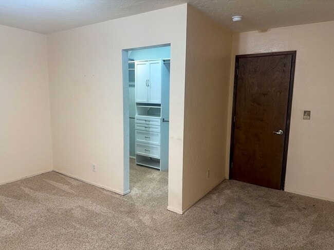 Building Photo - Pet-Friendly AMAZING Home Close To Town, Yet Private And Peaceful!