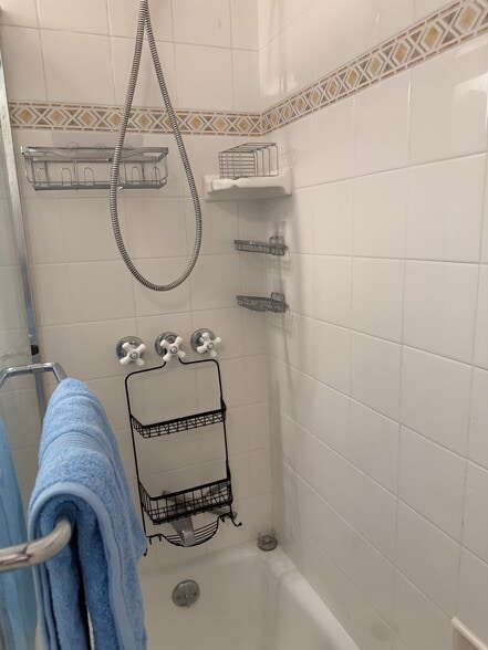 Barthroom - 518 1/2 Crane Blvd