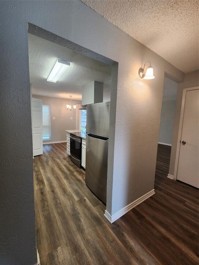 Building Photo - 3 BR/2BA | Renovated Single Family Home | 2-Car Garage | Fenced backyard