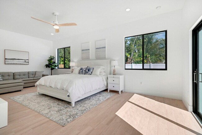 Building Photo - 1248 N Harbor Dr