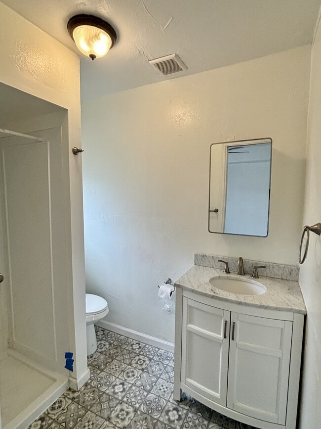 Building Photo - 668 S Auburn St