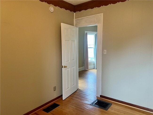 Building Photo - 237 Richard St