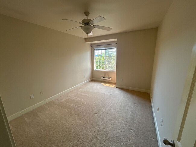 Building Photo - 2B, 2BA upstairs condo in SW Renton with g...