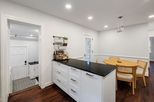 Building Photo - Beautiful 4 Bedroom Home off Of Cutshaw Ave! ***Available Early August 2026***