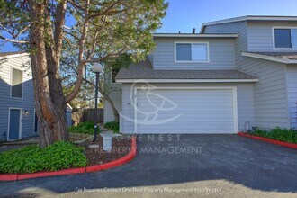 Building Photo - Heart of Roseville, 3 bedroom townhome wit...