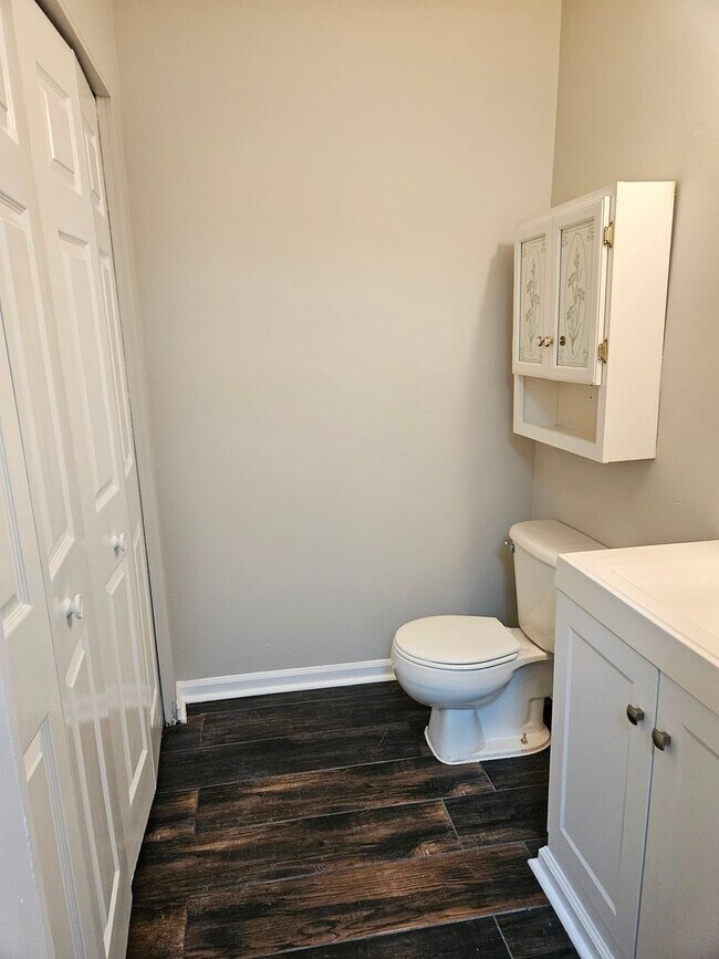 Building Photo - Don't miss out on this 2 bed 2.5 bath cond...