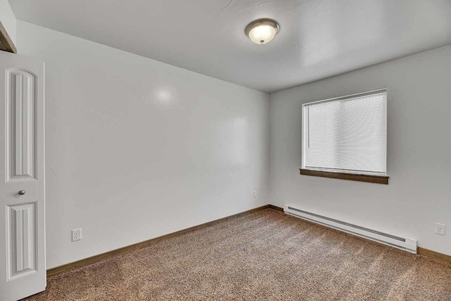 Building Photo - 560 Raven Run St