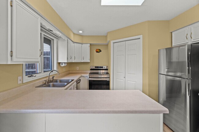 Building Photo - 2601 Hillshire Dr