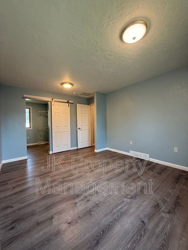 Building Photo - 105 Riverview Dr W
