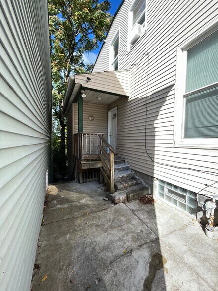 Building Photo - 2177 Sohn St