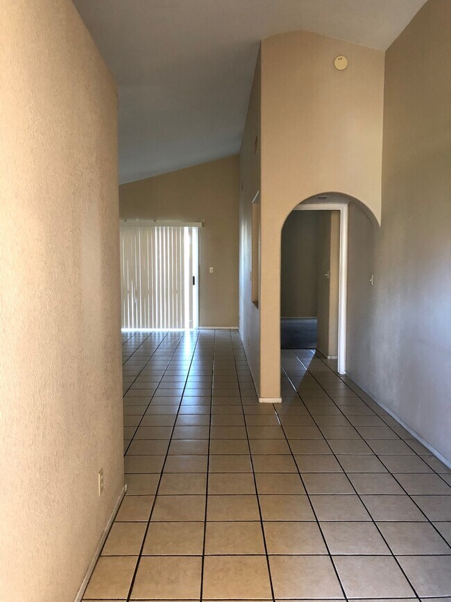 Building Photo - MUST SEE 1 BEDROOM HOME!