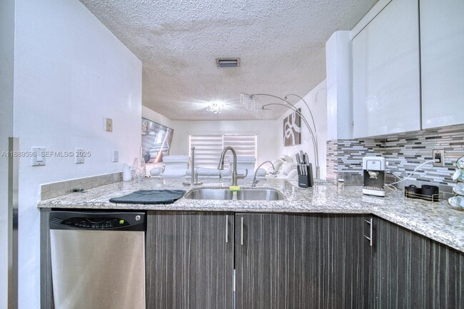 Building Photo - 10000 SW 147th Ct