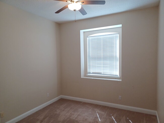 Building Photo - Gorgeous 3 BR 2 BA Lake View Rental