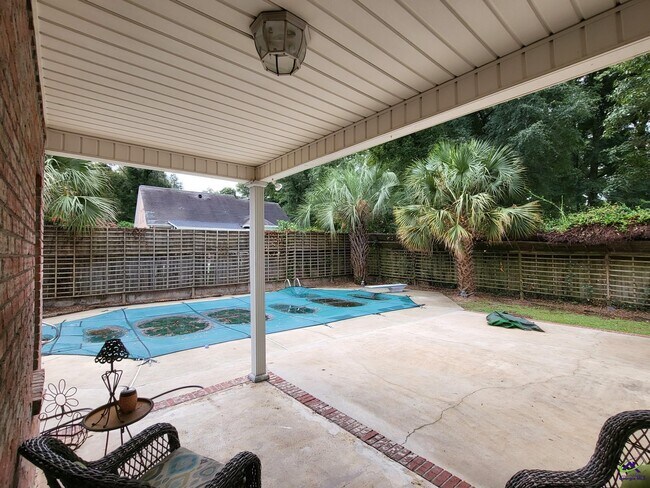 Building Photo - 406 Royal Crest Cir