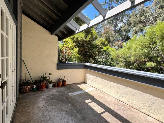 Building Photo - Spacious 2 Bedroom 2-1/2 Bathroom Townhome with 2-car garage in La Jolla near UCSD