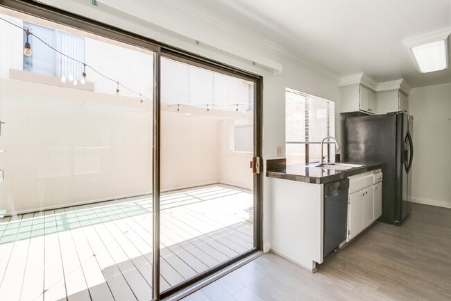 Building Photo - Spacious La Jolla Townhome in Desirable Wo...