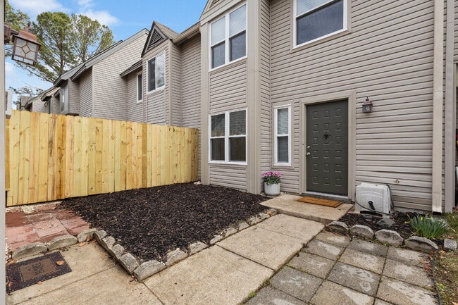 Building Photo - !Wow! Updated townhouse for rent Virginia Beach
