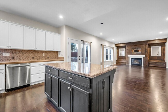 Building Photo - Enjoy this Spectacular Parklike backyard with Landscaping Included in Rent