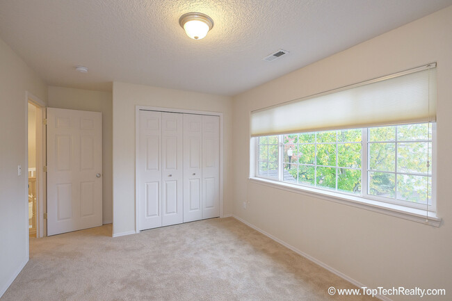 Building Photo - Beautiful 4 Bedrm* 2.5 Bath* Single Family...