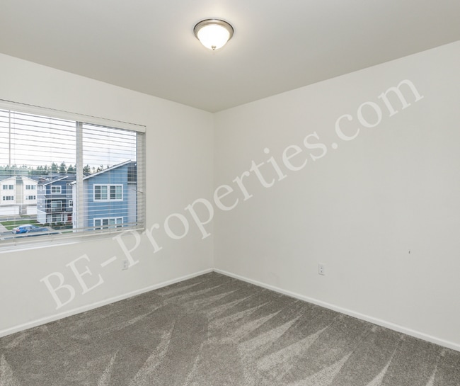 Building Photo - Beautiful 3 Bedroom 2.5 Bathroom Townhouse.