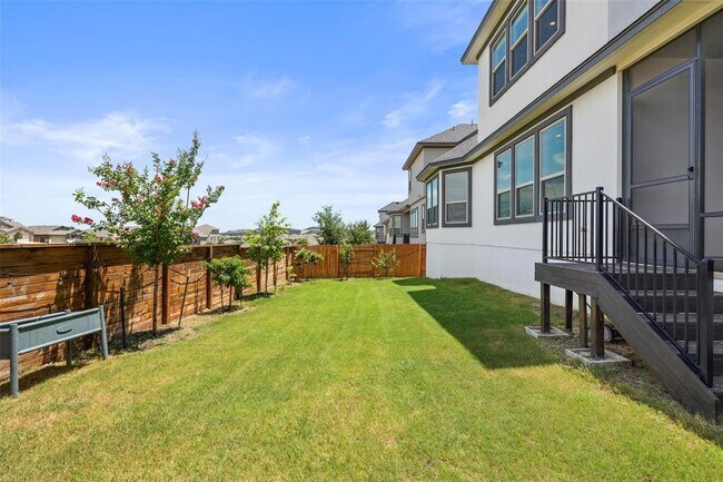 Building Photo - 6908 Empresa Dr