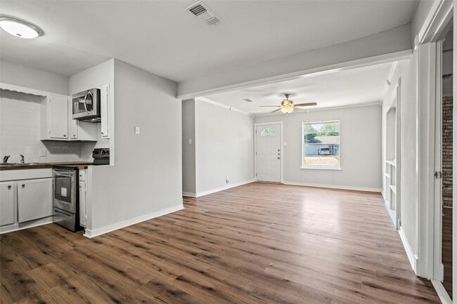 Building Photo - 810 S Western Hls Dr